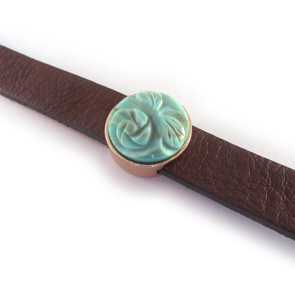 Brede Cuoio armband met schuifkraal turquoise groen liggend