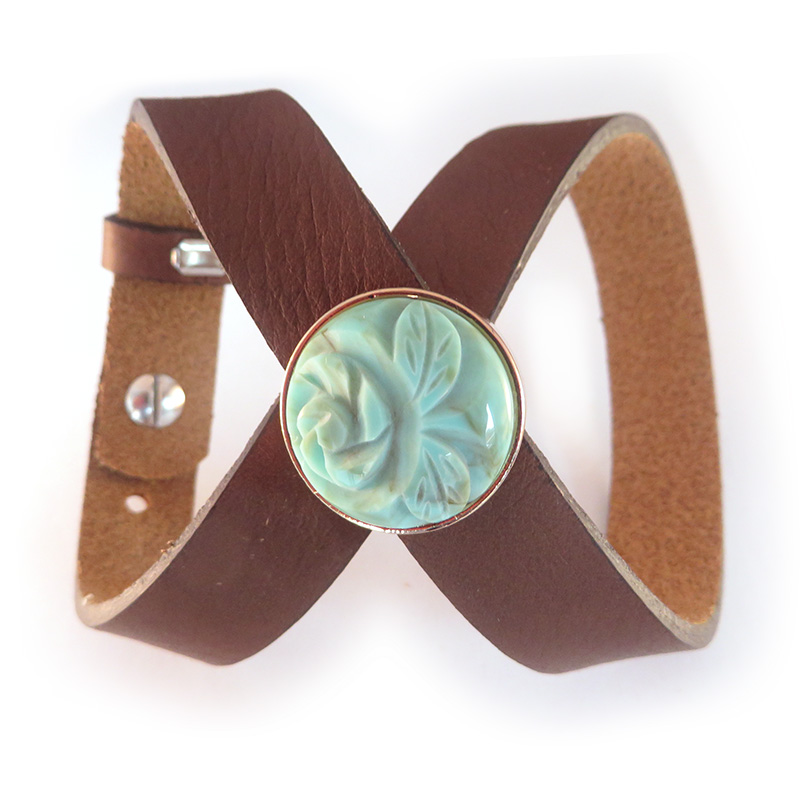 Brede Cuoio armband met schuifkraal turquoise groen staand